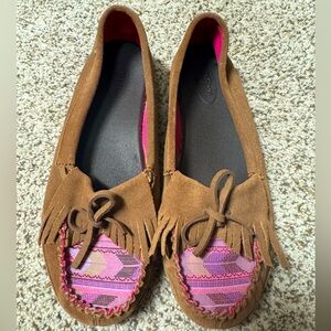 Sanuk Women's Lafayette Chestnut / Hot Pink Moccasin Slip-On